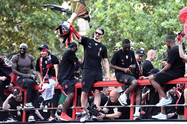 220523 Zlatan Ibrahimovic of Milan celebrates during the victory parade after winning Serie A on May 23, 2022 in Milan Photo Image Photo BILDBYRAN COP 290 code XZ XZ0067 football football soccer football series a milan bbeng cheers italian champions italian champions 2021 2022 victory parade,  Copyright: ImagexPhoto BB220523ZY010