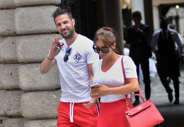 Sport Bilder des Tages Milan, 23-05-2022 Cesc Fabregas, a Spaniard from MONACO who plays in the French league, caught having lunch with his wife Daniella Semaan in a well-known restaurant in the center. Here they are as they go hand in hand from the SALUMAIO di MONTENAPOLEONE and after greeting the photographer they get into the car, parked a few steps from the restaurant exit.  Copyright: xMimmoxCarrierox xipa-agency.netx xMIMMOxCARRIERO-x