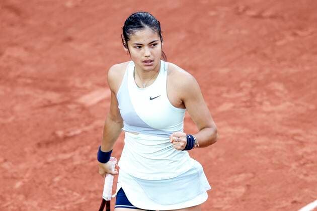 TENNIS - French Open 2022 PARIS,FRANCE,23.MAY.22 - TENNIS - WTA, Tennis Damen Tour, French Open, Roland Garros, Grand Slam. Image shows the rejoicing of Emma Raducanu (GBR).  GEPAxpictures xPatrickxSteiner