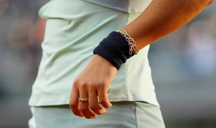 Mandatory Credit: Photo by Dave Shopland Shutterstock (12943993bs) Great Britain s Emma Raducanu wearing her Tiffany Jewellery on court French Open Tennis, Day 2, Roland Garros, Paris, France - 23 May 2022 French Open Tennis, Day 2, Roland Garros, Paris, France - 23 May 2022  Copyright: xDavexShopland Shutterstockx 12943993bs