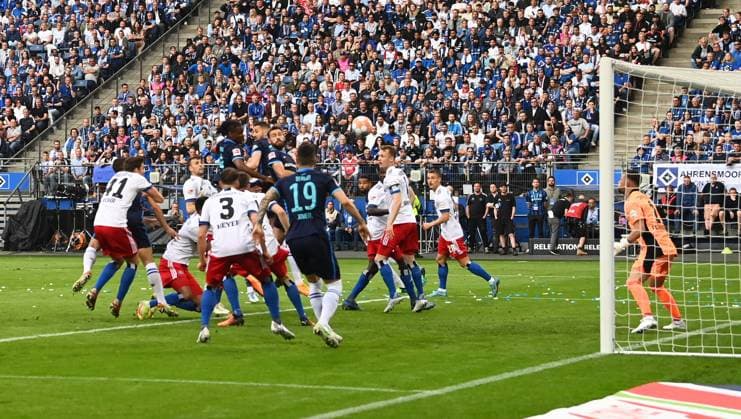 Football, men, season 2021 22, Relegation to 1 Bundesliga second leg , Hamburger SV Hertha BSC, Dedryck Boyata Hertha BSC scores the goal to 0 1 against goalkeeper Daniel Heuer Fernandes Hamburger SV , 23 05 2022, Copyright: xMatthiasxKochx