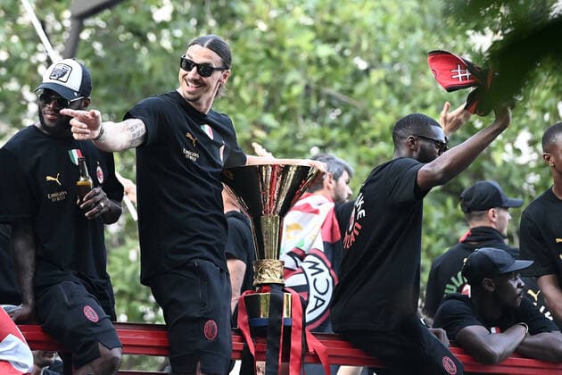 220523 Zlatan Ibrahimovic of Milan celebrates during the victory parade after winning Serie A on May 23, 2022 in Milan Photo Image Photo BILDBYRAN Cop 290 code XZ XZ0067 football football soccer football series a milan bbeng cheers italian champions italian champions 2021 2022 victory parade,  Copyright: IMAGExPHOTO BB220523ZM019