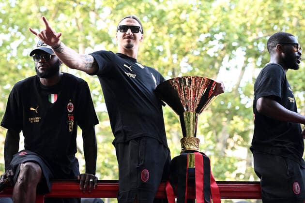 220523 Zlatan Ibrahimovic of Milan celebrates during the victory parade after winning Serie A on May 23, 2022 in Milan Photo Image Photo BILDBYRAN Cop 290 code XZ XZ0067 football football soccer football series a milan bbeng cheers italian champions italian champions 2021 2022 victory parade,  Copyright: IMAGExPHOTO BB220523ZR011