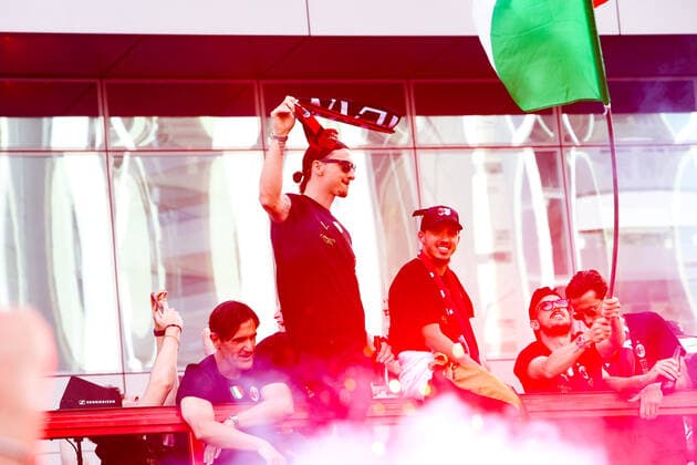 Sport Bilder des Tages AC Milan s Scudetto Celebration Departure of uncovered bus from Casa Milan for AC Milan s Scudetto celebration in Milano, Italy, on May 23 2022 Milan Italy  Copyright: xMairoxCinquettix originalFilename:cinquetti-acmilans220523_npwU2.jpg