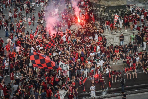 May 23, 2022, MILAN, Italia: AC Milan s supporters celebrate the victory of the Italian Serie A Championship (Scudetto ) in the centre of Milan, Italy, 23 May 2022..ANSA MATTEO CORNER Soccer: AC Milan won the Italian Serie A Championship  - ZUMAa110 20220523_zaf_a110_025 Copyright: xMatteoxCornerx
