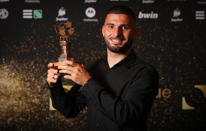 Union s Deniz Undav poses for the photographer with the best scorer trophy during the Pro League Awards 2022, for the best players in the first (1A) and second (1B) divisions of the Belgian soccer championships, Monday 23 May 2022 in Brussels. VIRGINIExLEFOUR  x35426091x