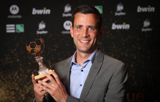 referee Erik Lambrechts poses for the photographer with the referee of the year trophy during the Pro League Awards 2022, for the best players in the first (1A) and second (1B) divisions of the Belgian soccer championships, Monday 23 May 2022 in Brussels. VIRGINIExLEFOUR  x35426096x