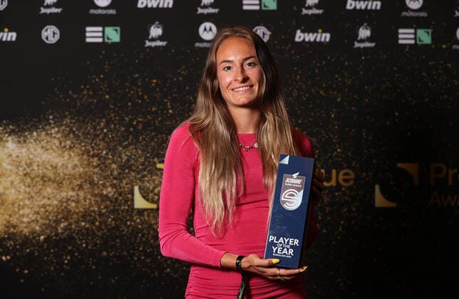Anderlecht s Tessa Wullaert poses for the photographer with the woman player of the year during the Pro League Awards 2022, for the best players in the first (1A) and second (1B) divisions of the Belgian soccer championships, Monday 23 May 2022 in Brussels. VIRGINIExLEFOUR  x35426785x