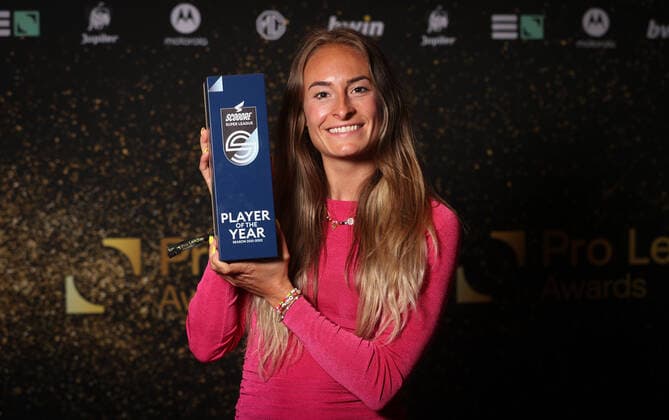 Anderlecht s Tessa Wullaert poses for the photographer with the woman player of the year during the Pro League Awards 2022, for the best players in the first (1A) and second (1B) divisions of the Belgian soccer championships, Monday 23 May 2022 in Brussels. VIRGINIExLEFOUR  x35426796x
