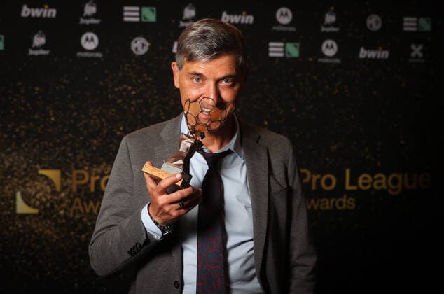 Union s head coach Felice Mazzu poses for the photographer with the coach of the year trophy during the Pro League Awards 2022, for the best players in the first (1A) and second (1B) divisions of the Belgian soccer championships, Monday 23 May 2022 in Brussels. VIRGINIExLEFOUR  x35427130x