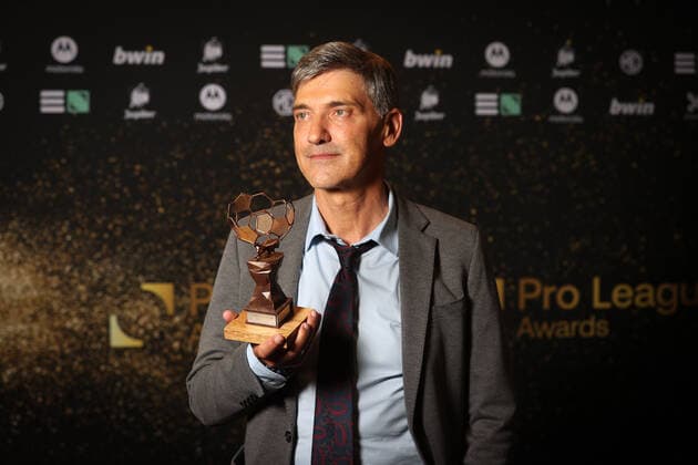 Union s head coach Felice Mazzu poses for the photographer with the coach of the year trophy during the Pro League Awards 2022, for the best players in the first (1A) and second (1B) divisions of the Belgian soccer championships, Monday 23 May 2022 in Brussels. VIRGINIExLEFOUR  x35427134x