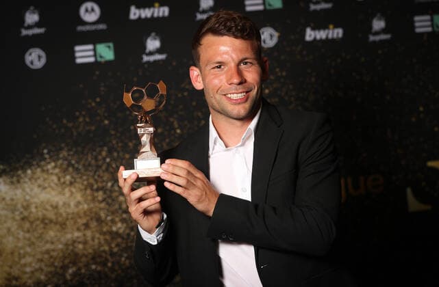 Westerlo s Lukas Van Eeno poses for the photographer with the D1B player of the year trophy during the Pro League Awards 2022, for the best players in the first (1A) and second (1B) divisions of the Belgian soccer championships, Monday 23 May 2022 in Brussels. VIRGINIExLEFOUR  x35427583x