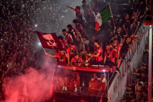 Photo LaPresse 23 May 2022 Milan (Italy) News Milan fans celebrate the celebratory bus of the Scudetto in Piazza Duomo  Copyright: xLaPressex