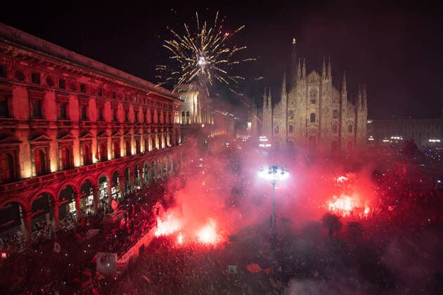 Photo LaPresse 23 May 2022 Milan (Italy) News Milan fans celebrate the celebratory bus of the Scudetto in Piazza Duomo  Copyright: xLaPressex