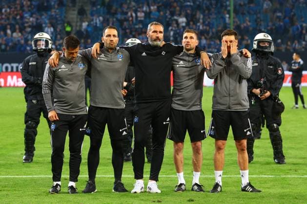 23 05 2022, xtgx, football relegation 1 Bundesliga, Hamburger SV Hertha BSC Berlin emspor, v l Tim Walter HSV, coach 3 v l with his coaching team disappointed, looks disappointed, dejected, disappointed DFL DFB REGULATES PROHIBIT ANY USE OF PHOTOGRAPHS as IMAGE SEQUENCES and or QUASI VIDEO Hamburg