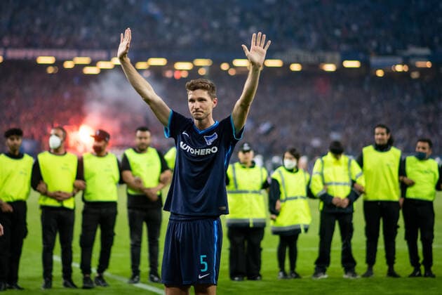 Niklas Stark Hertha BSC Berlin 5 celebrates victory and class preservation with fans GER, Hamburger SV vs Hertha BSC Berlin, Relegation Rückspiel, Spielzeit 2021 2022, 23 05 2022 DFB DFL regulations prohibit any use of photographs as image sequences and or quasi video GER, Hamburger SV vs Hertha BSC Berlin, Relegation Rueckspiel, Spielzeit 2021 2022, 23 05 2022 Copyright: xEibner Memmlerx EP_MMR