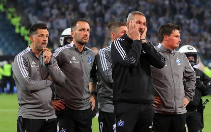 2 Liga Saison 2021 2022 1 Bundesliga Relegation Rueckspiel 23 05 2022 1 Bundesliga Relegation Rueckspiel Hamburger SV Hertha BSC im Volksparkstadion HSV Trainerteam v l Co Trainer Filip Tapalovic, Goalkeeper Trainer Sven Hoeh, Trainer Tim Walter, Co Trainer Julian Huebner, Co Trainer Merlin Polzin nach dem Spiel DFL REGULATIONS PROHIBIT ANY USE OF PHOTOGRAPHS AS IMAGE SEQUENCES AND OR QUASI VIDEO