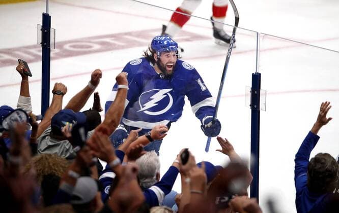 Bilder des Jahres 2022, Sport 05 Mai Sport Themen der Woche KW21 Sport Bilder des Tages May 23, 2022, TAMPA, Florida, USA: Tampa Bay Lightning left wing Pat Maroon (14) celebrates his winning goal during the third period of the game between the Florida Panthers and the Tampa Bay Lightning on Monday, May 23, 2022, for Game 4 of the second round of the Stanley Cup Playoffs at Amalie Arena in Tampa. TAMPA USA - ZUMAs70_ 0159774198st Copyright: xDouglasxR.xCliffordx