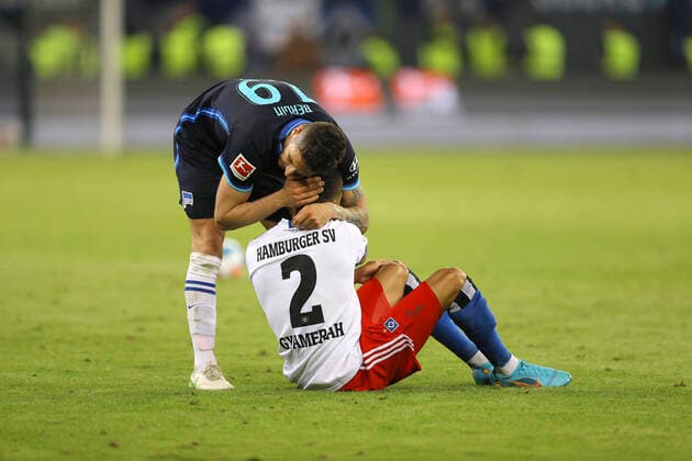 Sport Themen der Woche KW21 Sport Bilder des Tages Foto : am Boden zerstört ist ..... Verlierer Jan Gyamerah ( HSV ) nach dem Schlusspfiff , Stevan Jovetic Hertha tröstet ihn Fussball 2. Liga am Mo. 23.05.2022 Hamburger SV - Hertha BSC 0 - 2 *** Photo devastated is loser Jan Gyamerah HSV after the final whistle , Stevan Jovetic Hertha consoles him Football 2 Liga on Mon 23 05 2022 Hamburger SV Hertha BSC 0 2