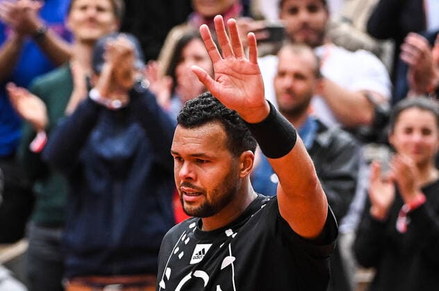 May 24, 2022, Paris, France, France: Jo-Wilfried TSONGA of France waves goodbye to the crowd after his last match during the Day three of Roland-Garros 2022, French Open 2022, Grand Slam tennis tournament at the Roland-Garros stadium on May 24, 2022 in Paris, France. Paris France - ZUMAm308 20220524_zsp_m308_027 Copyright: xMatthieuxMirvillex