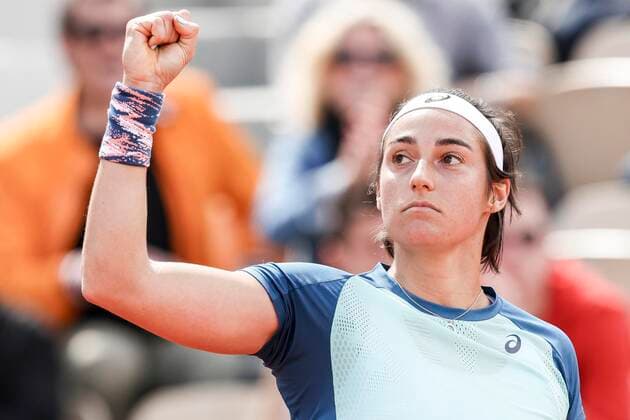 TENNIS - French Open 2022 PARIS,FRANCE,24.MAY.22 - TENNIS - WTA, Tennis Damen Tour, French Open, Roland Garros, Grand Slam. Image shows the rejoicing of Caroline Garcia (FRA).  GEPAxpictures xPatrickxSteiner