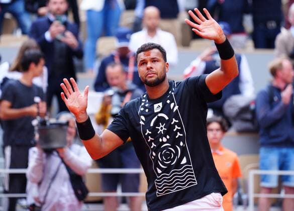 Sport Bilder des Tages Mandatory Credit: Photo by Javier Garcia Shutterstock (12954043cy) With a clay mark on his forehead, Jo-Wilfried Tsonga thanks the crowd after his last ever match French Open Tennis, Day 3, Roland Garros, Paris, France - 24 May 2022 French Open Tennis, Day 3, Roland Garros, Paris, France - 24 May 2022  Copyright: xJavierxGarcia Shutterstockx 12954043cy