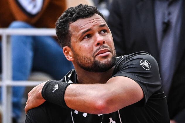 May 24, 2022, Paris, France, France: Jo-Wilfried TSONGA of France holds his shoulder following an injury during the Day three of Roland-Garros 2022, French Open 2022, Grand Slam tennis tournament at the Roland-Garros stadium on May 24, 2022 in Paris, France. Paris France - ZUMAm308 20220524_zsp_m308_032 Copyright: xMatthieuxMirvillex