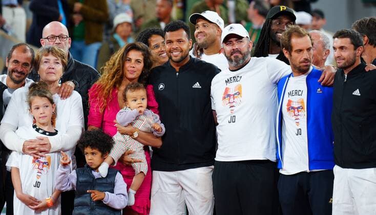 Sport Bilder des Tages Mandatory Credit: Photo by Javier Garcia Shutterstock (12954043dj) Jo Wilfried Tsonga poses with family, players and former coaches after his last ever match before retiring French Open Tennis, Day 3, Roland Garros, Paris, France - 24 May 2022 French Open Tennis, Day 3, Roland Garros, Paris, France - 24 May 2022  Copyright: xJavierxGarcia Shutterstockx 12954043dj