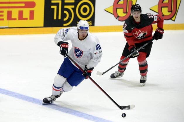 Alexandre Texier (L) of France vies the puck with Matt Barzal of Canada during the 2022 IIHF Ice hockey, Eishockey World Championships preliminary round group A match between Canada and France in Helsinki on May 24, 2022. Helsinki Finland LKFTVX20220524203520PAGQ  Copyright: xMikkoxStigx