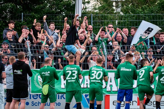 Sport Themen der Woche KW21 Sport Bilder des Tages 24.05.2022 - Fussball - Saison 2021 2022 - Relegation Regionalliga Bayern - SpVgg Ansbach - SC Eltersdorf SCE - PeKo - Jubeln mit Fans nach Spielende. Lukas Karakas (3, SpVgg Ansbach ), Sebastian Stolz (11, SpVgg Ansbach ), Daniel Schelhorn (27, SpVgg Ansbach ), Sven Landshuter (22, SpVgg Ansbach ), Bastian Herzner (23, SpVgg Ansbach ) Daniel Schelhorn (27, SpVgg Ansbach ) *** 24 05 2022 Football Season 2021 2022 Relegation Regionalliga Bayern SpVgg Ansbach SC Eltersdorf SCE PeKo Cheering with fans after the game Lukas Karakas 3, SpVgg Ansbach , Sebastian Stolz 11, SpVgg Ansbach , Daniel Schelhorn 27, SpVgg Ansbach , Sven Landshuter 22, SpVgg Ansbach , Bastian Herzner 23, SpVgg Ansbach Daniel Schelhorn 27, SpVgg Ansbach