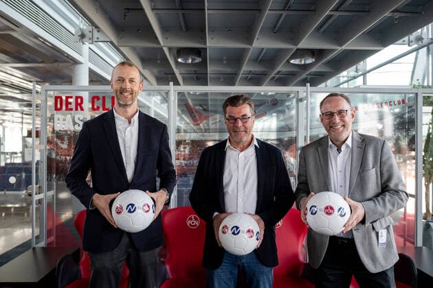 Sport Themen der Woche KW21 Sport Bilder des Tages 25.05.2022 - Fussball - 2. Fussball - Bundesliga - 1. FC Nürnberg FCN ( Club ) - Vorstellung des neuen Club Gate am Airport Nürnberg - Pressetermin Medientermin - ThHa - Niels Rossow ( Vorstand Finanzen und Verwaltung 1. FC Nürnberg FCN ) Dieter Hecking ( Vorstand 1. FC Nürnberg FCN ) Dr. Michael Hupe (Geschäftsführer Airport Nürnberg ) *** 25 05 2022 Football 2 Football Bundesliga 1 FC Nuremberg FCN Club Presentation of the new Club Gate at Nuremberg Airport Press appointment Media appointment ThHa Niels Rossow Chief Financial Officer 1 FC Nuremberg FCN Dieter Hecking Chief Sports Officer 1 FC Nuremberg FCN Dr Michael Hupe Managing Director Airport Nuremberg