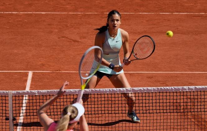 Mandatory Credit: Photo by Dave Shopland Shutterstock (12954391f) Great Britain s Emma Raducanu action during her 2nd Round match French Open Tennis, Day 4, Roland Garros, Paris, France - 25 May 2022 French Open Tennis, Day 4, Roland Garros, Paris, France - 25 May 2022  Copyright: xDavexShopland Shutterstockx 12954391f