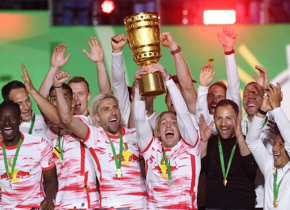 FOOTBALL DFB POKAL FINALE SEASON 2021 2022 IN BERLIN SC Freiburg RB Leipzig 21 05 2022 The Cup Winners of RB Leipzig Amadou Haidara, Kevin Kampl, Emil Forsberg with DFB Cup and coach Domenico Tedesco v li.