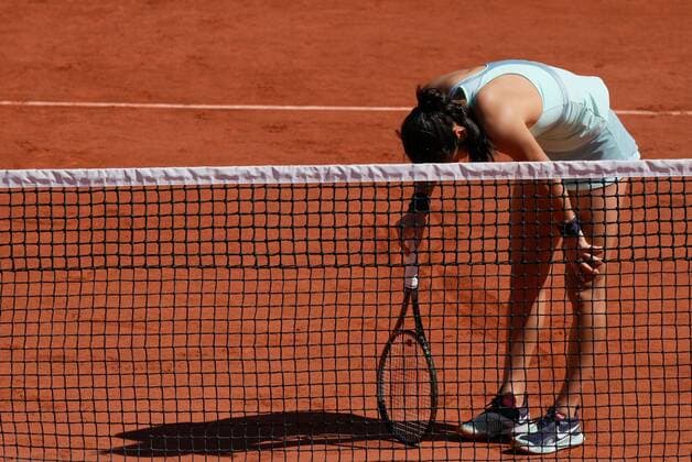 Mandatory Credit: Photo by Dave Shopland Shutterstock (12954391r) Dejected Emma Raducanu of Great Britain as she is beaten in three sets in 2nd Round French Open Tennis, Day 4, Roland Garros, Paris, France - 25 May 2022 French Open Tennis, Day 4, Roland Garros, Paris, France - 25 May 2022  Copyright: xDavexShopland Shutterstockx 12954391r