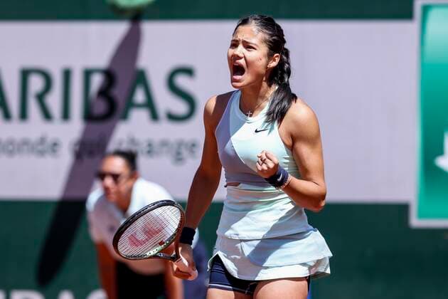 TENNIS - French Open 2022 PARIS,FRANCE,25.MAY.22 - TENNIS - WTA, Tennis Damen Tour, French Open, Roland Garros, Grand Slam. Image shows the rejoicing of Emma Raducanu (GBR).  GEPAxpictures xPatrickxSteiner
