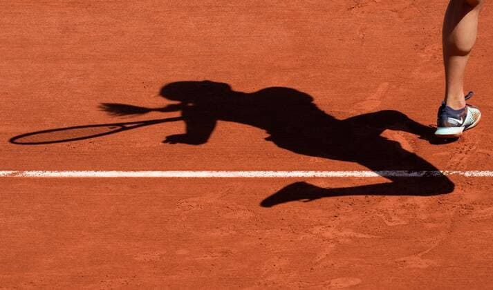 Mandatory Credit: Photo by Dave Shopland Shutterstock (12954391z) The Shadow of Emma Raducanu of Great Britain as she is beaten in three sets in 2nd Round French Open Tennis, Day 4, Roland Garros, Paris, France - 25 May 2022 French Open Tennis, Day 4, Roland Garros, Paris, France - 25 May 2022  Copyright: xDavexShopland Shutterstockx 12954391z