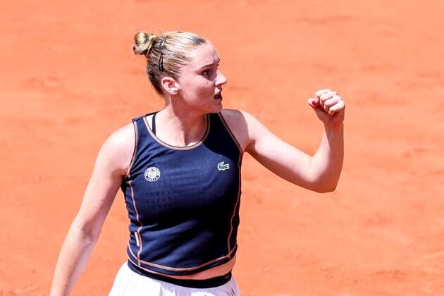 TENNIS - French Open 2022 PARIS,FRANCE,25.MAY.22 - TENNIS - WTA, Tennis Damen Tour, French Open, Roland Garros, Grand Slam. Image shows the rejoicing of Elsa Jacquemot (FRA).  GEPAxpictures xPatrickxSteiner