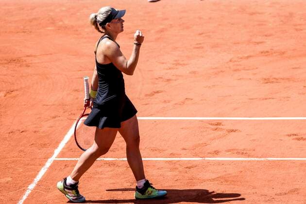 TENNIS - French Open 2022 PARIS,FRANCE,25.MAY.22 - TENNIS - WTA, Tennis Damen Tour, French Open, Roland Garros, Grand Slam. Image shows the rejoicing of Angelique Kerber (GER).  GEPAxpictures xPatrickxSteiner