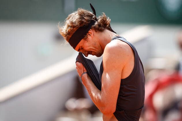 May 25, 2022, Paris, France, France: Alexander ZVEREV of Germany looks dejected during the Day four of Roland-Garros 2022, French Open 2022, Grand Slam tennis tournament at the Roland-Garros stadium on May 25, 2022 in Paris, France. Paris France - ZUMAm308 20220525_zsp_m308_027 Copyright: xMatthieuxMirvillex