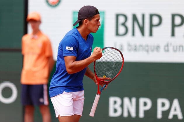 t25 05 2022, Tennis, French Open 2022 Roland Garros, FRA, Paris, Roland Garros picture v li Sebastian Baez ARG cheers Copyright: HMBxMedia AntonioxBorga