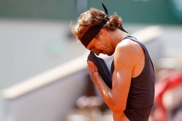 25 05 2022, Tennis, French Open 2022 Roland Garros, FRA, Paris, Roland Garros picture v li Alexander Zverev GER disappointed, disappointed looking, dissapointed, sad, frustrated, frustration, frustrated Copyright: HMBxMedia AntonioxBorga