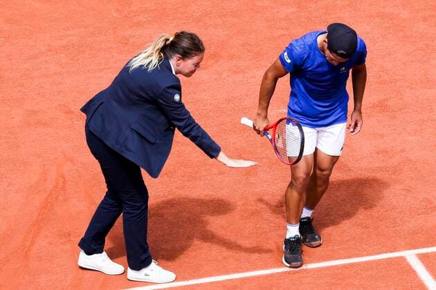 TENNIS - French Open 2022 PARIS,FRANCE,25.MAY.22 - TENNIS - ATP, Tennis Herren World Tour, French Open, Roland Garros, Grand Slam. Image shows the chair umpire and Sebastian Baez (ARG).  GEPAxpictures xPatrickxSteiner