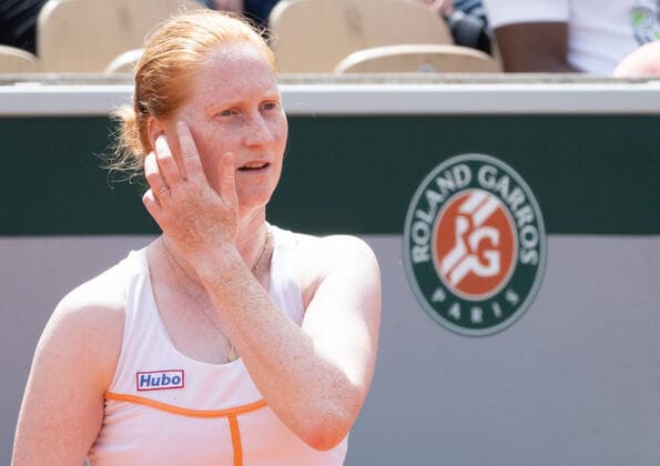 Belgian Alison Van Uytvanck looks dejected during a tennis match between Belgian Van Uytvanck and American Gauff, in the second round of the women s singles tournament, at the Roland Garros French Open tennis tournament, in Paris, France, Wednesday 25 May 2022. This year s tournament takes place from 22 May to 5 June. BENOITxDOPPAGNE  x35494287x