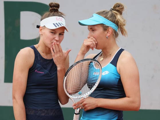 Russian Veronika Kudermetova and Belgian Elise Mertens discuss tactics during a tennis match between Belgian-Russian pair Mertens-Kudermetova against Croatian-American pair Martic-Rogers, in the first round of the women s doubles tournament, at the Roland Garros French Open tennis tournament, in Paris, France, Wednesday 25 May 2022. This year s tournament takes place from 22 May to 5 June. BENOITxDOPPAGNE  x35495522x