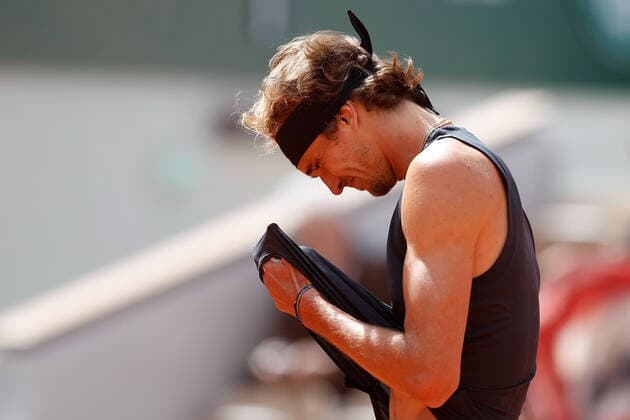 25 05 2022, Tennis, French Open 2022 Roland Garros, FRA, Paris, Roland Garros v li Alexander Zverev GER disappointed, disappointed looking, dissapointed, sad, frustrated, frustrated tennis, French Open 2022 Roland Garros Paris Copyright: xBeckerxEibner-Pressefotox EP_hec
