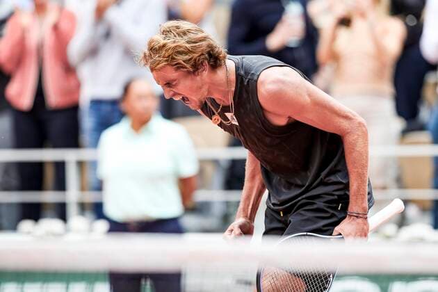 TENNIS - French Open 2022 PARIS,FRANCE,25.MAY.22 - TENNIS - ATP, Tennis Herren World Tour, French Open, Roland Garros, Grand Slam. Image shows the rejoicing of Alexander Zverev (GER).  GEPAxpictures xPatrickxSteiner