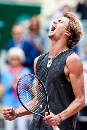 TENNIS - French Open 2022 PARIS,FRANCE,25.MAY.22 - TENNIS - ATP, Tennis Herren World Tour, French Open, Roland Garros, Grand Slam. Image shows the rejoicing of Alexander Zverev (GER).  GEPAxpictures xPatrickxSteiner