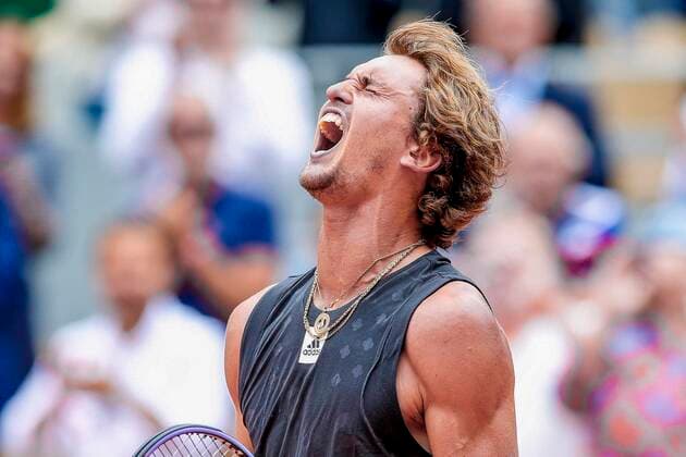 TENNIS - French Open 2022 PARIS,FRANCE,25.MAY.22 - TENNIS - ATP, Tennis Herren World Tour, French Open, Roland Garros, Grand Slam. Image shows the rejoicing of Alexander Zverev (GER).  GEPAxpictures xPatrickxSteiner
