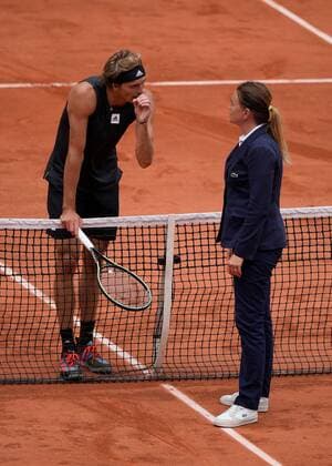 Mandatory Credit: Photo by Dave Shopland Shutterstock (12954391dn) Alexander Zverev from Germany argues over a line call as he wins in 5 sets French Open Tennis, Day 4, Roland Garros, Paris, France - 25 May 2022 French Open Tennis, Day 4, Roland Garros, Paris, France - 25 May 2022  Copyright: xDavexShopland Shutterstockx 12954391dn