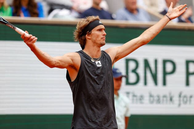 25 05 2022, Tennis, French Open 2022 Roland Garros, FRA, Paris, Roland Garros picture v li Alexander Zverev GER , gesturing, gesturing with arms Copyright: HMBxMedia AntonioxBorga